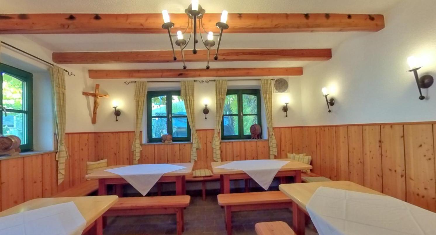 Hotel-Restaurant-Vinothek Felix Sommer Auersthal Esterno foto