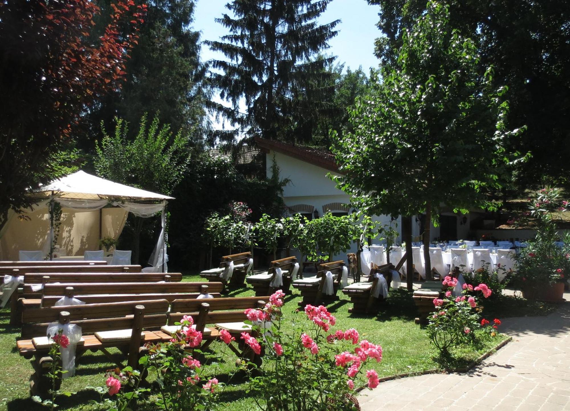 Hotel-Restaurant-Vinothek Felix Sommer Auersthal Esterno foto