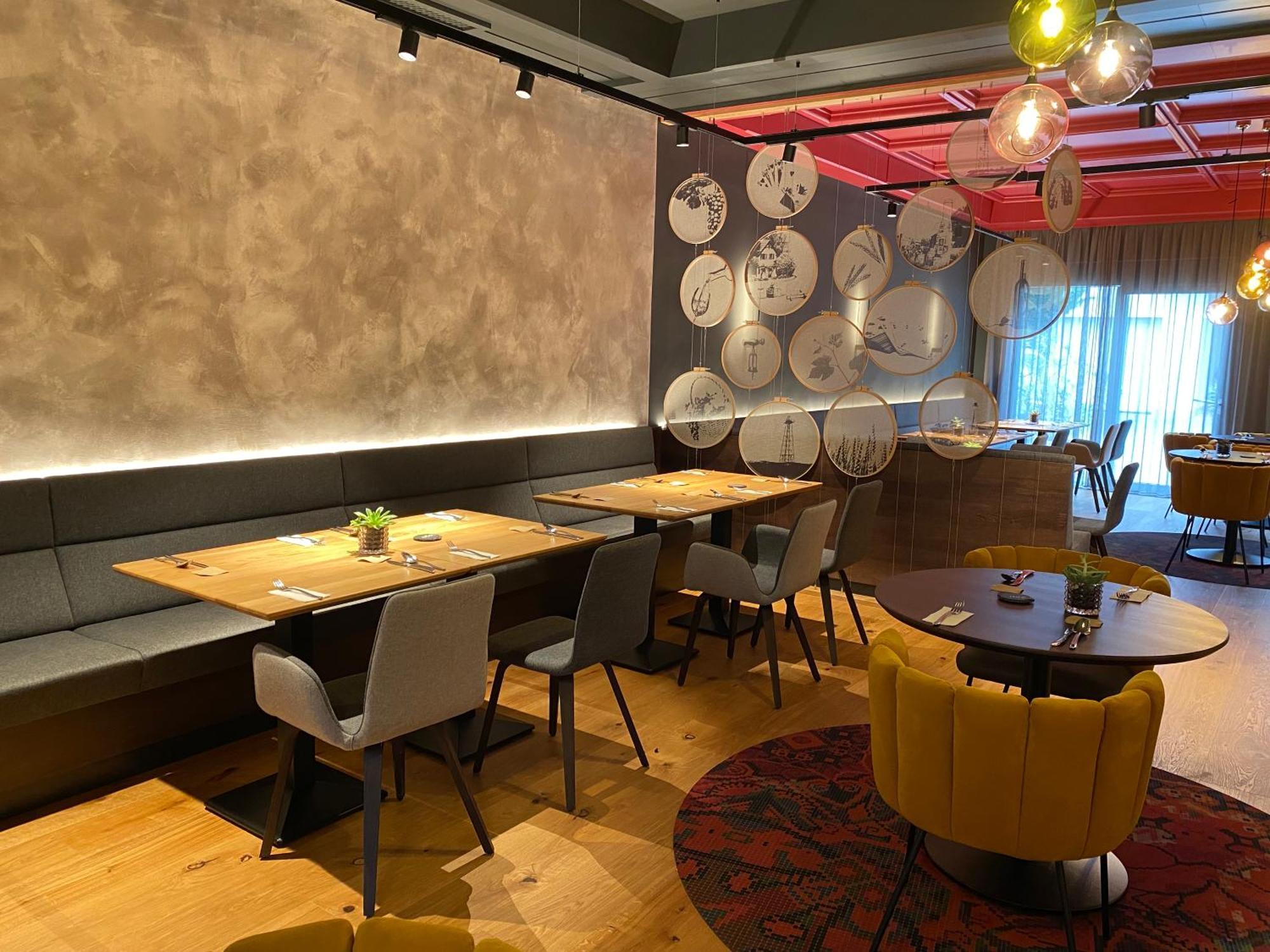 Hotel-Restaurant-Vinothek Felix Sommer Auersthal Esterno foto